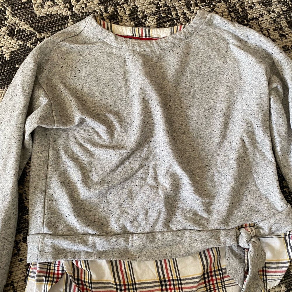 color: GRAY WITH MULTICOLORED HEM | brand: IZOD | size: MEDIUM